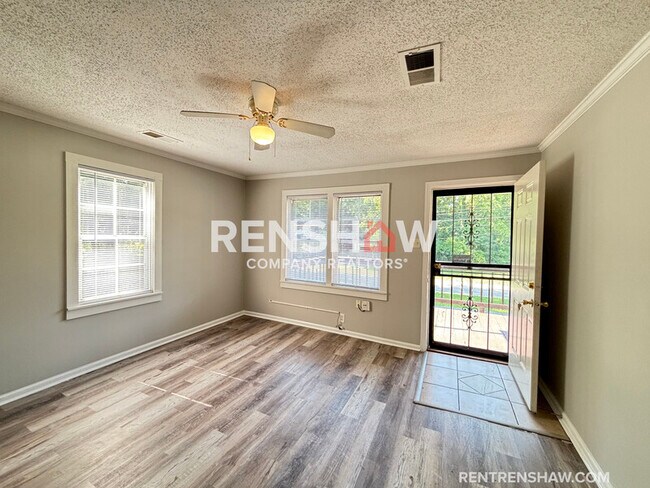 Foto del edificio - 1349 Longcrest Rd