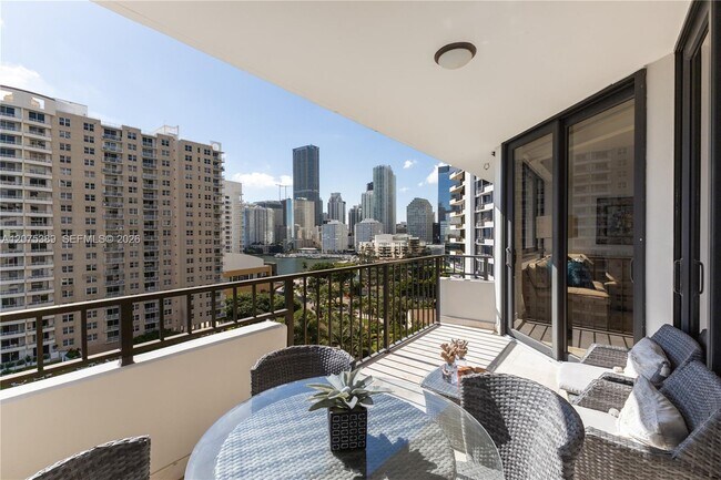 Foto del edificio - 520 Brickell Key Dr