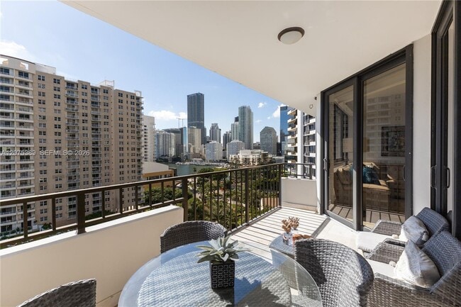 Building Photo - 520 Brickell Key Dr