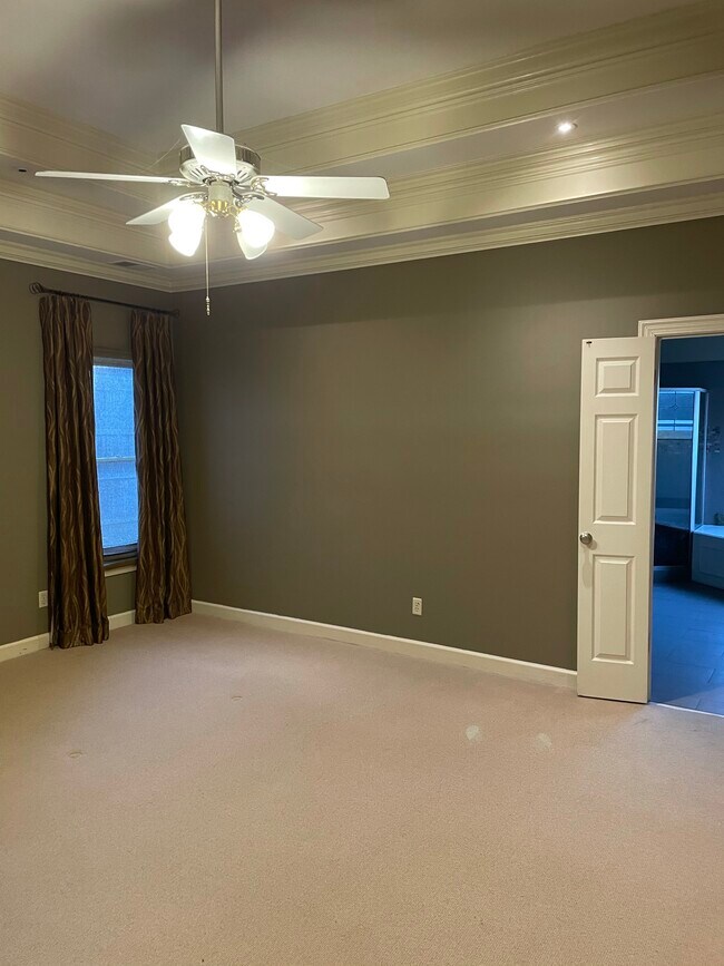 Building Photo - 805 W Suggs Dr