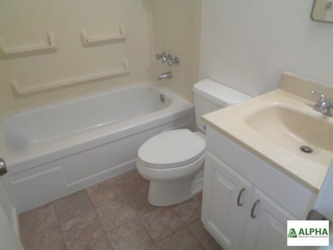 Building Photo - Nice area , big backyard , great price .
