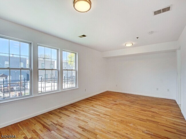 Building Photo - 54 Bragaw Ave