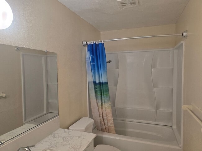 Building Photo - Newly Renovated 2 Bed / 2 Bath Downstairs ...