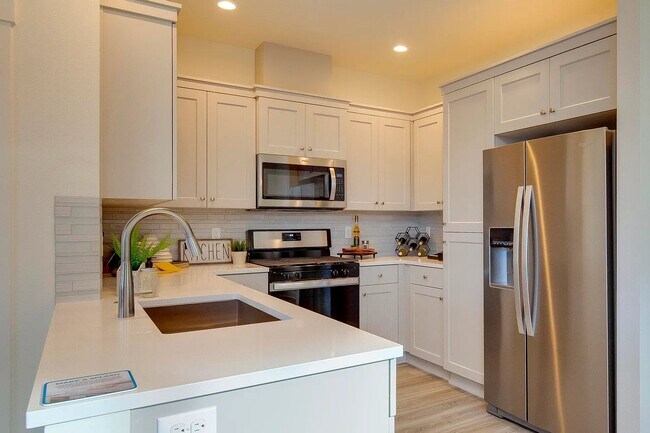 Building Photo - Custom townhome near hospital