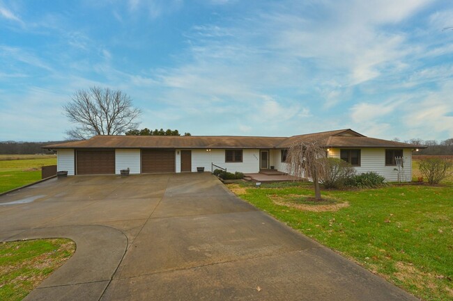 Building Photo - **4 BEDROOM SINGLE LEVEL RANCH HOME ON ACR...