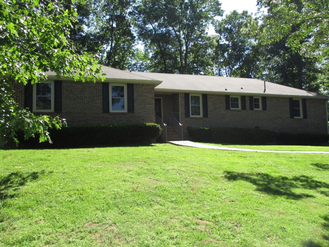 Foto principal - 3 Bedroom 2 Bath Home For Rent Across From...