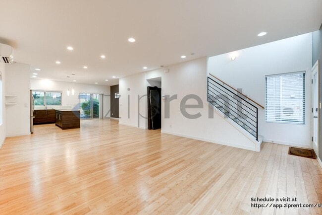 Building Photo - 321 21st Ave