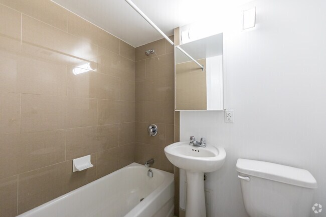 BACHELOR - Salle de bain - 650 Parliament St