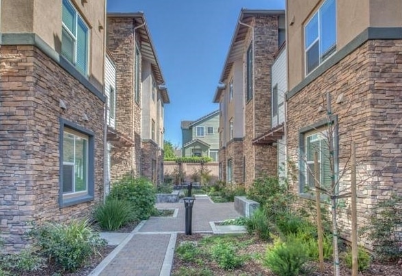 Building Photo - 1130 Karby Terrace