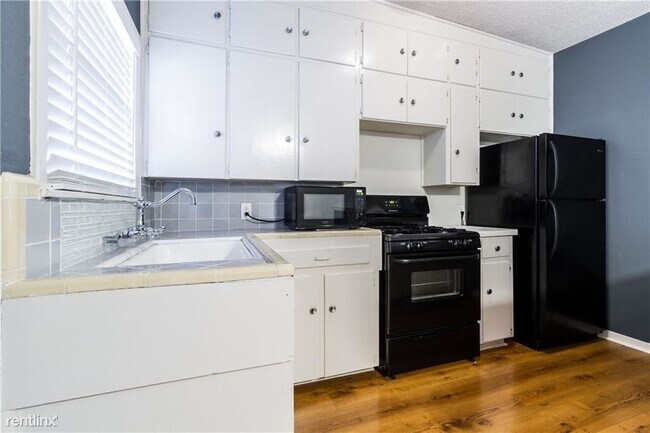 Building Photo - Studio, 1 bath  - 709 W 26th St Apt 8