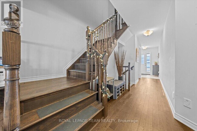 Photo du bâtiment - 814 Stallion Cres