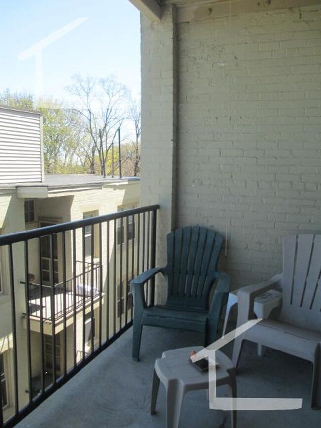 Foto del edificio - Large 2 bed located near the Green Line in...