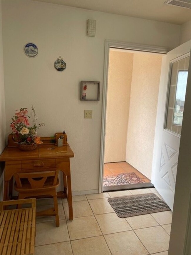 Foto del edificio - Private 1 Bed, 1 Bath Upstairs Apartment. ...