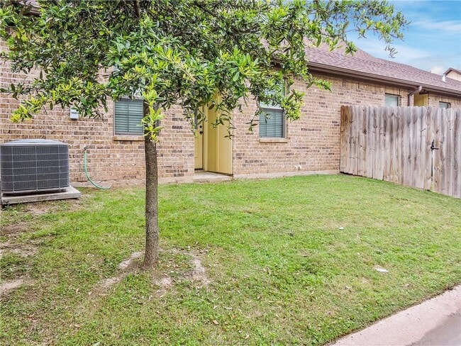 Building Photo - 415 Momma Bear Dr