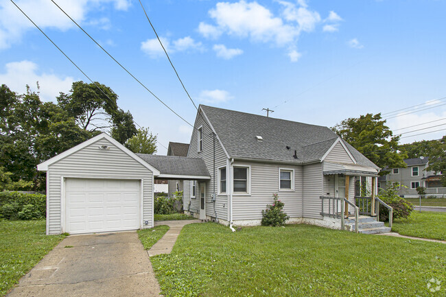 Building Photo - 902 W Lapeer St