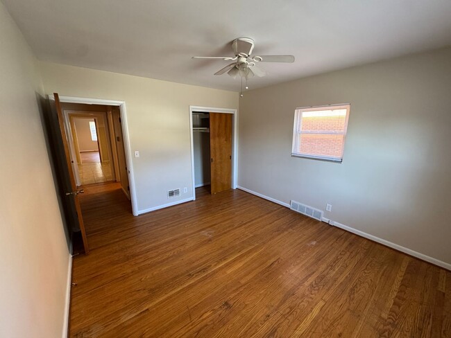 Building Photo - 121 McArthur Dr