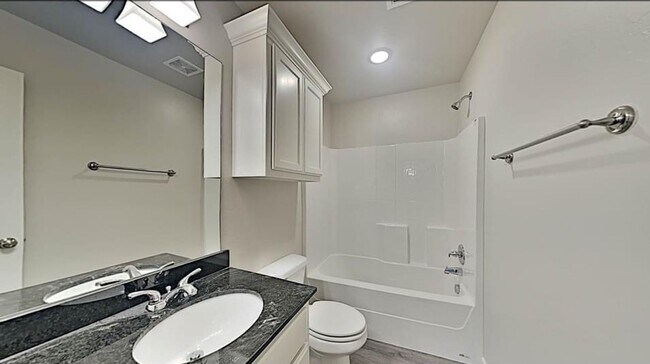 Building Photo - 2 Bed 2 Bath 2 Car Garage Duplex in Summit...