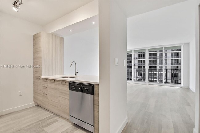 Foto del edificio - 1756 N Bayshore Dr