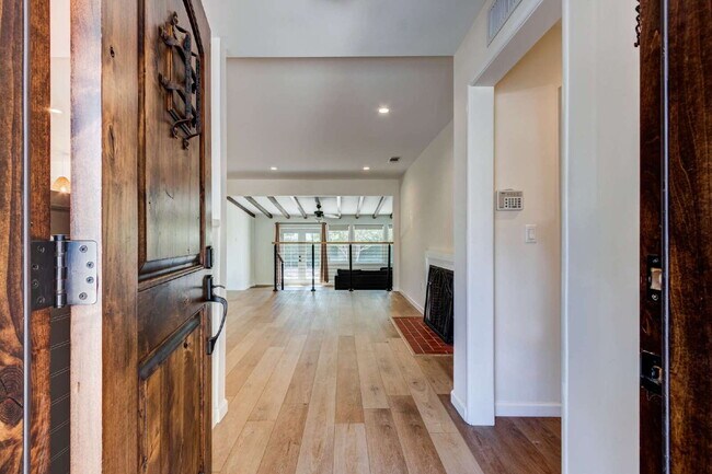 Building Photo - Elegantly Renovated Burbank Home in Prime ...
