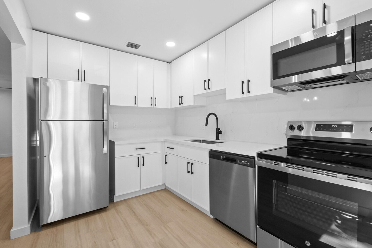Foto principal - 800 Tropic Blvd