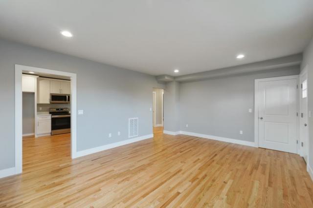 Building Photo - 4 bedroom in Seattle WA 98118