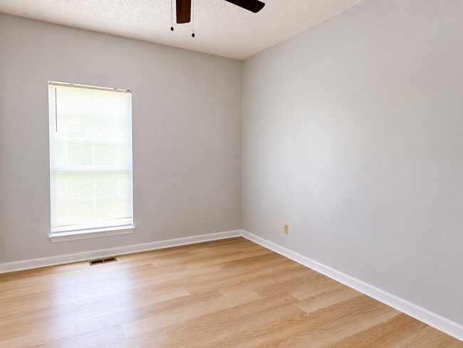 Building Photo - 127 Amberwood Dr