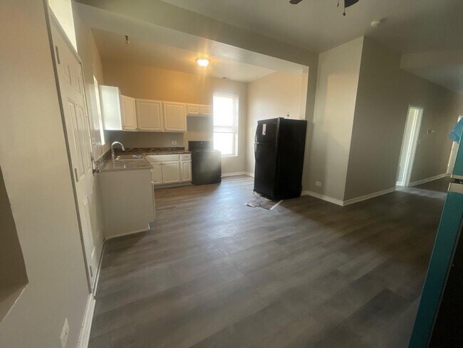 Foto del edificio - 4 bedroom in Chicago IL 60637