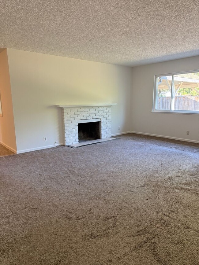 Building Photo - 1562 Oakroyal Dr