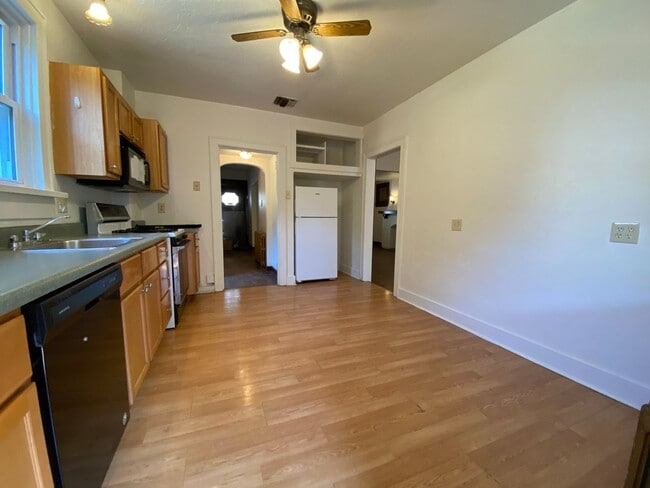 Photo - Stunning Three Bedroom on Bates St! Parkin... Apartment