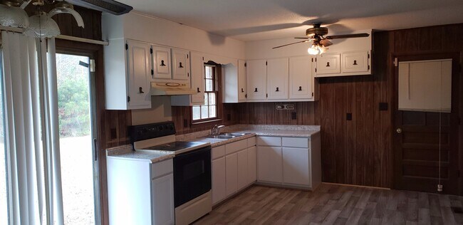 Building Photo - 3-Bedroom 1-bath house