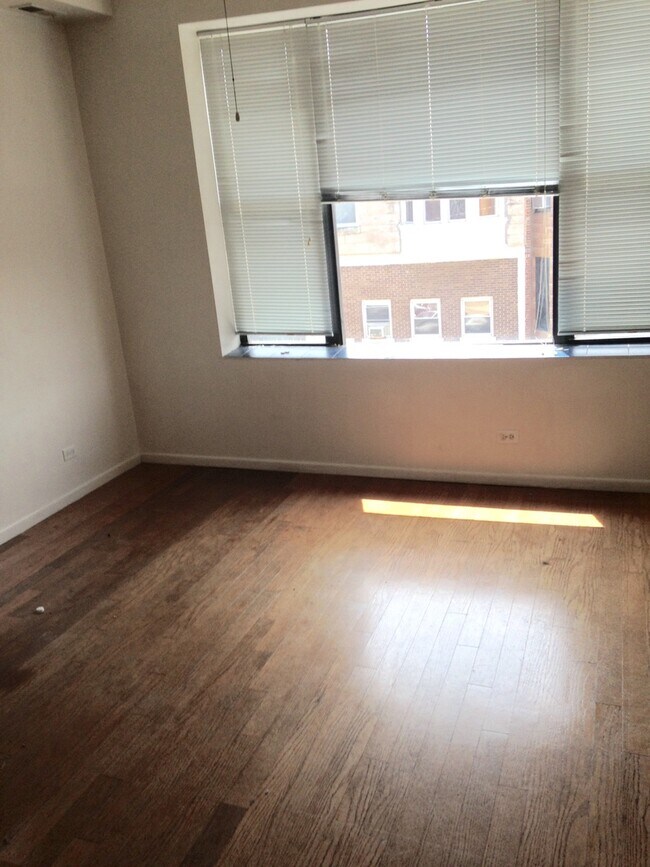 Building Photo - 556 W 37th St