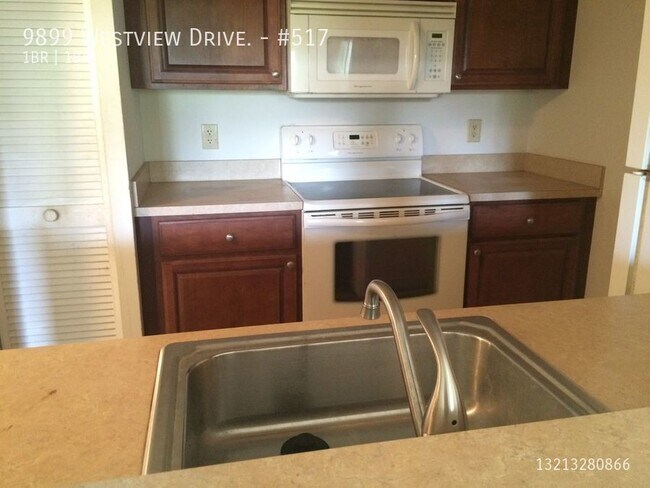 Building Photo - 9899 Westview Dr