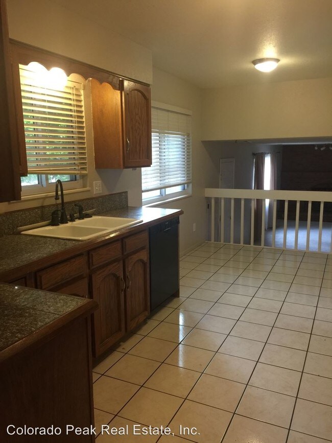 Foto del edificio - 528 Silver Spring Cir