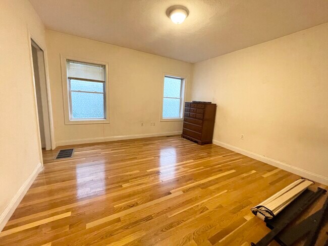 Building Photo - 128 Hillside St