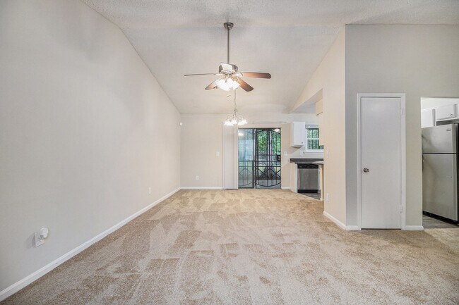 Building Photo - 3 Bedroom 2 Bath Home with Den and Screene...