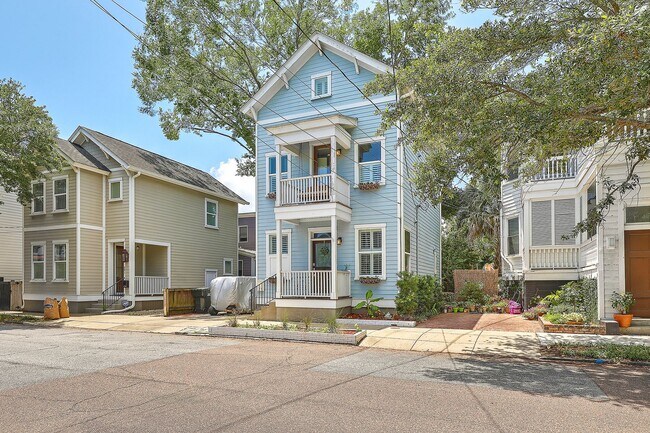 Foto del edificio - RARE Gem -- Downtown CHS Home!
