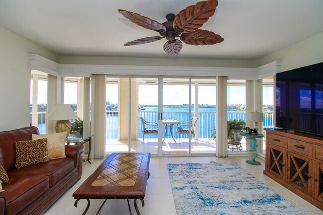 Foto del edificio - ** BREATHTAKING 2 BED/2 BATH WATERFRONT CONDO ** SEASONAL ** HICKORY BAY WEST - BONITA SPRINGS, F...