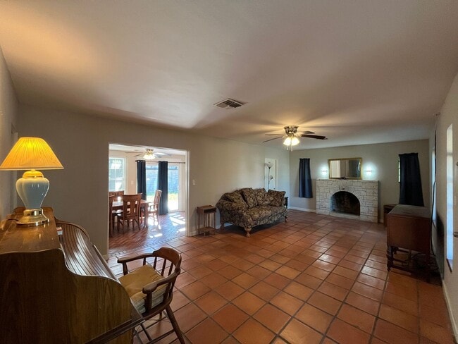 Building Photo - HOUSE AND BACK APARTMENT ON LARGE LOT!!