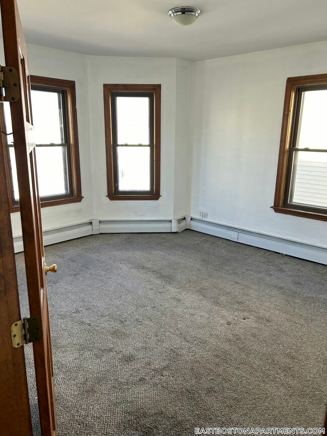 Building Photo - 22-24 Gladstone St.