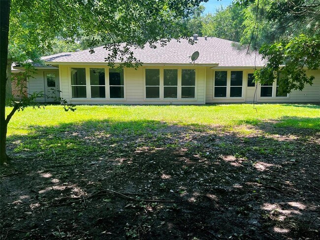 Building Photo - 15318 Oaklawn Park Dr