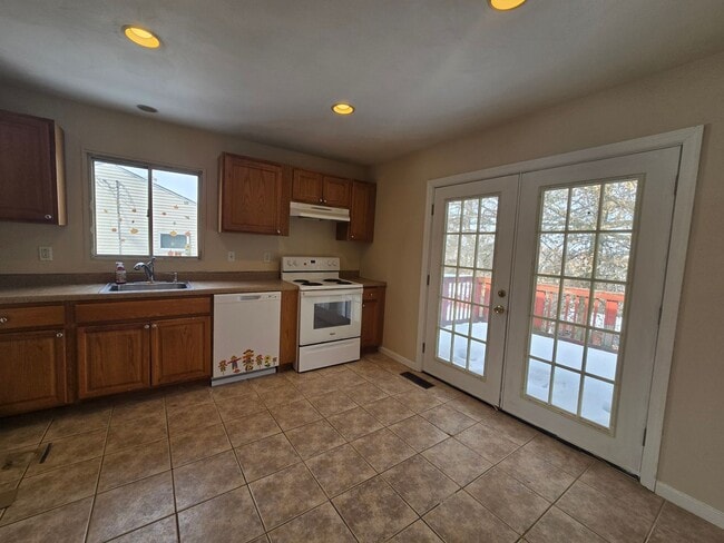 Building Photo - Beautiful 3 Bedroom Ranch - Norwin School District - Available Immediately