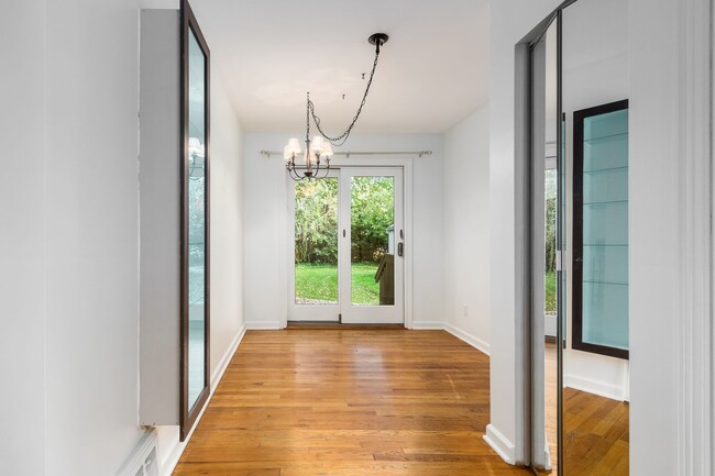 Building Photo - 208 Deland Ave