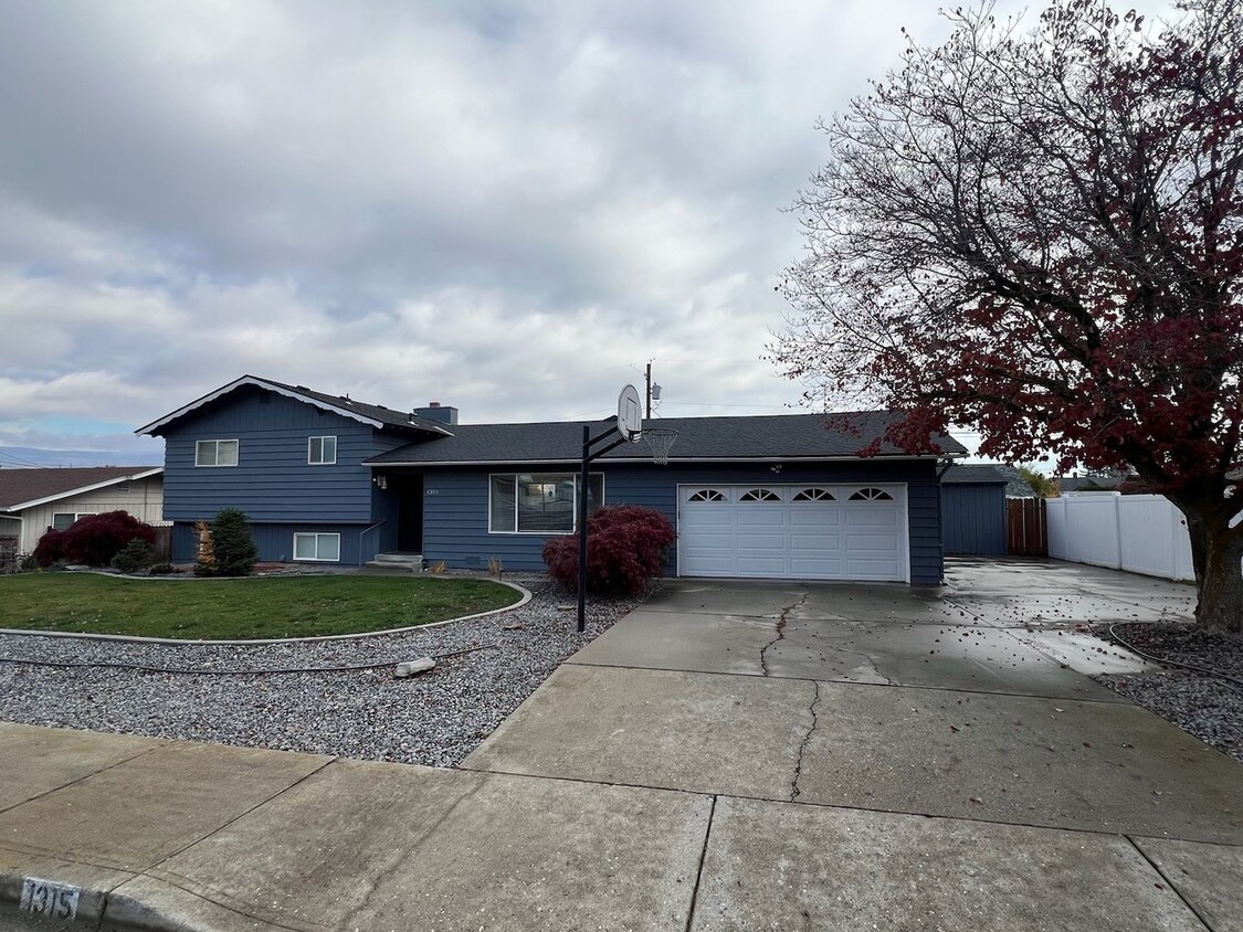 Primary Photo - SPACIOUS 4 bed/2 bath home in desired loca...