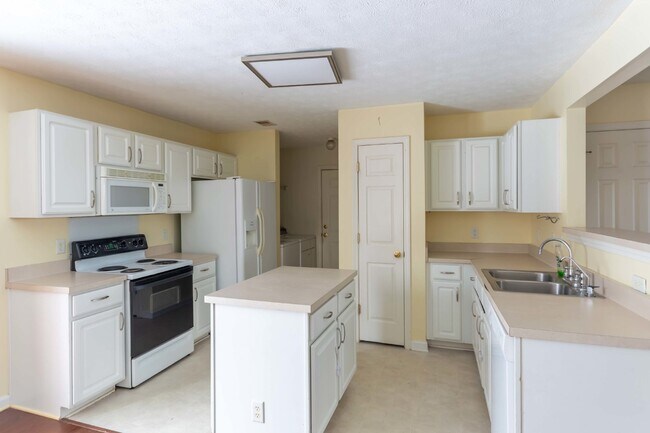 Building Photo - 3/2.5 with a Bonus Room and Fenced in Yard...