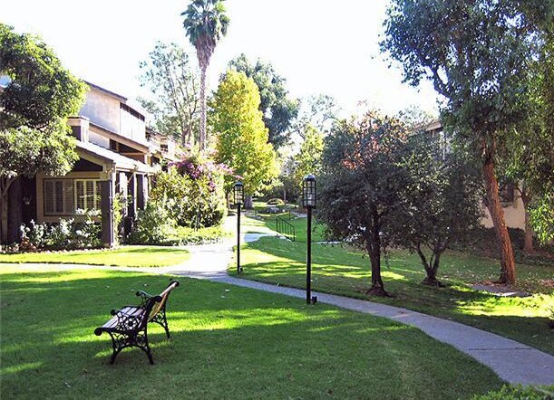 Extensive walking paths, lush gardens - 5316 Raintree Cir