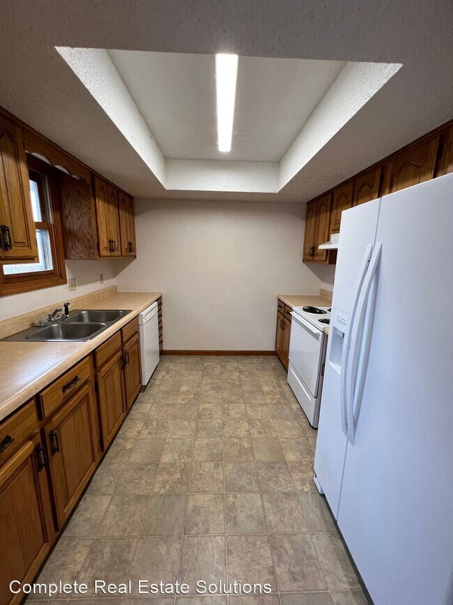 Building Photo - 3 br, 1.5 bath House - 324 S. Kiowa Ct