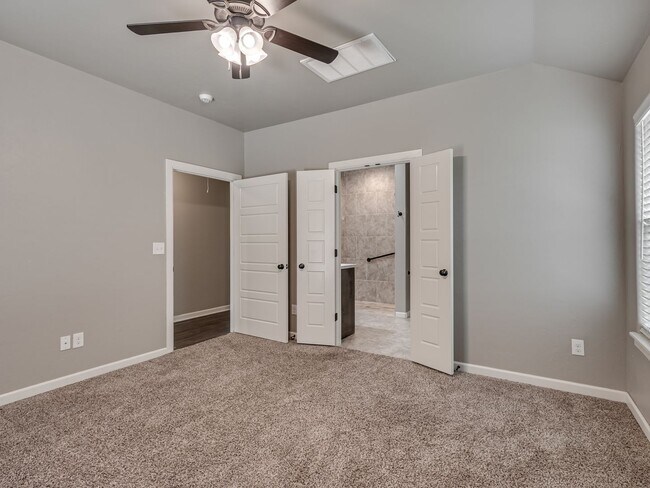 Foto del edificio - 5800 Campbell Creek Dr