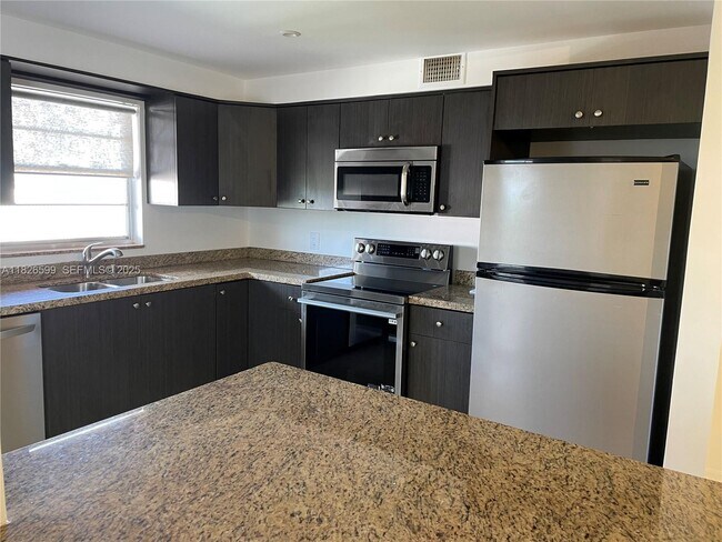 Building Photo - 180 NE 12th Ave