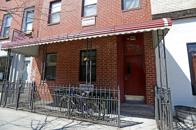 Building Photo - 284 Smith St