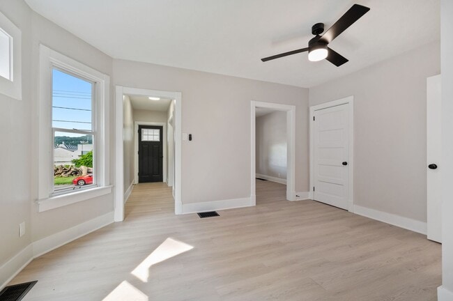 Building Photo - Stunning 3 bedroom home in Ambridge availa...